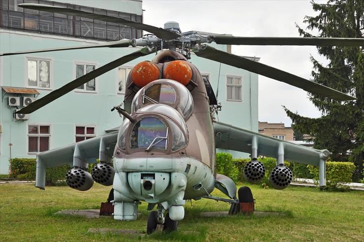 Mi-24 - Mil Mi-24D Hind-D 70 Red 2.jpg